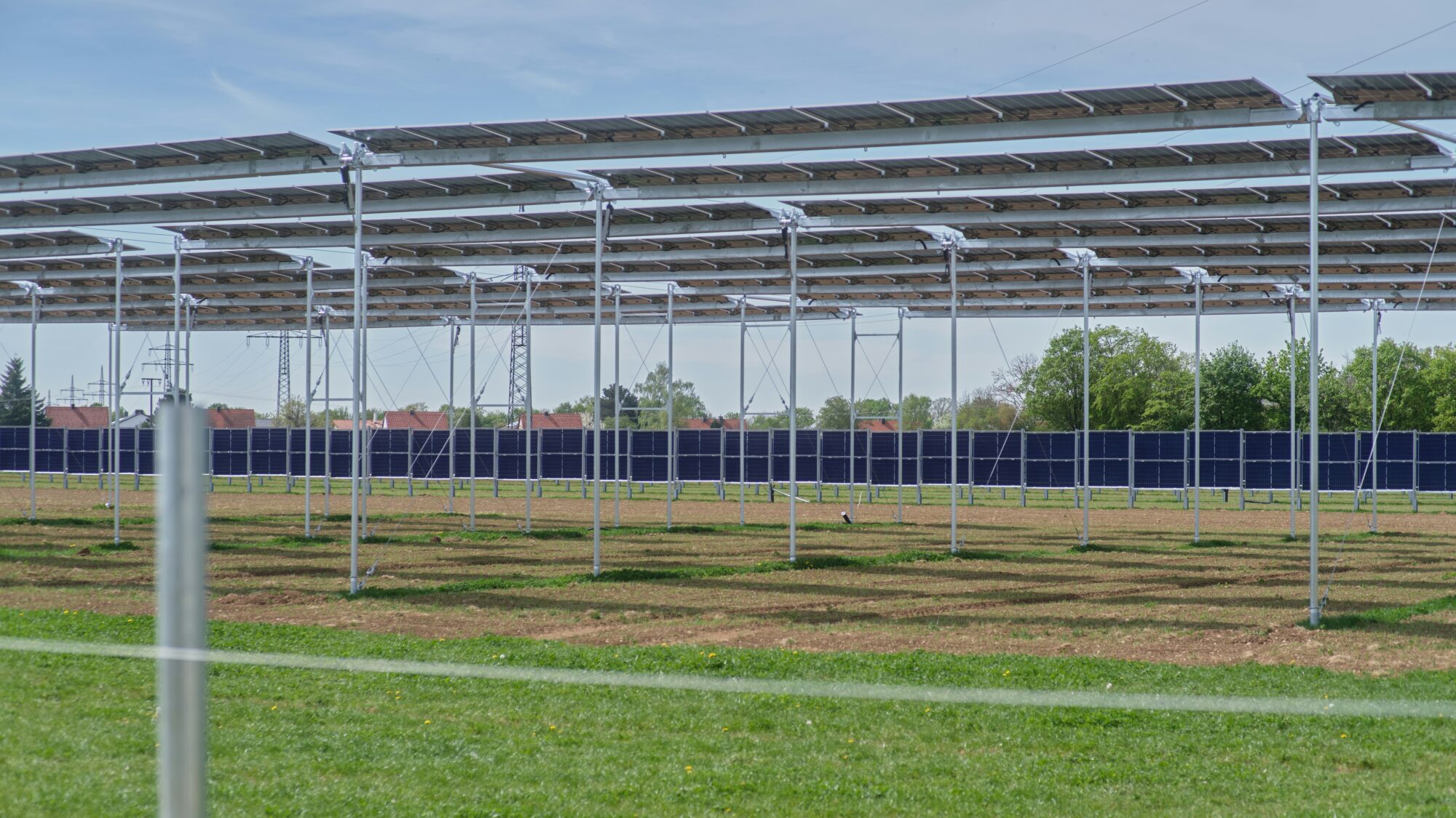 Aufgeständerte Agri-PV-Anlage über landwirtschaftlicher Fläche